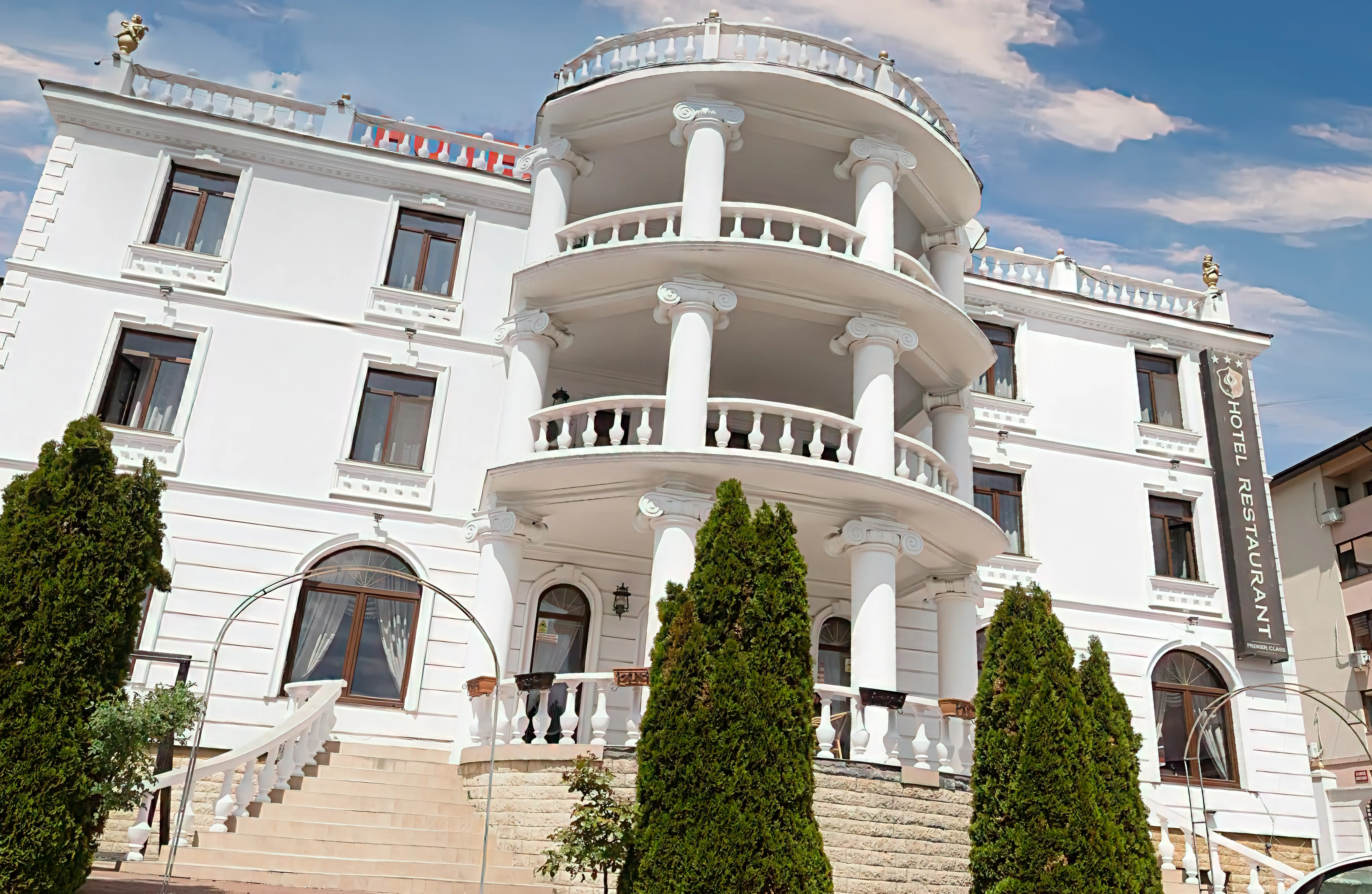 Hotel Restaurant de Top lângă Iași – Lângă Mall Moldova, cu Piscină, Sală de Evenimente și Apartamente de Lux